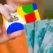 Bolsa Família de setembro começou a ser liberado nesta quinta (17); veja calendário, municípios com pagamento antecipado e valor médio do benefício 14 Cartão do Bolsa Família ao lado de notas de dinheiro representando o pagamento do benefício em setembro de 2026