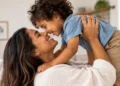 Mãe abraça criança em momento de carinho representando mudanças nas regras da licença-maternidade para gestantes e mães adotantes