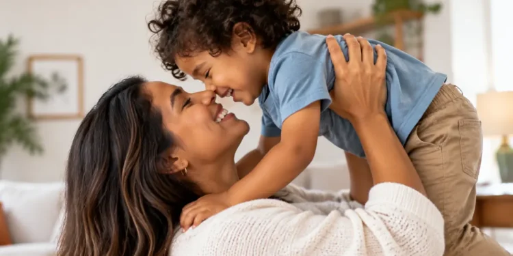 Mãe abraça criança em momento de carinho representando mudanças nas regras da licença-maternidade para gestantes e mães adotantes