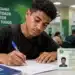Mutirão da nova Carteira de Identidade vai oferecer 370 vagas em municípios do ES; veja as datas e como participar 14 Cidadão preenche formulário para emissão da nova Carteira de Identidade Nacional em posto de atendimento