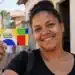Bolsa Família sobe para R$ 691: beneficiários recebem novo valor mínimo a partir de outubro 14 Beneficiária segura cartão do Bolsa Família representando a atualização do valor mínimo do programa em outubro.