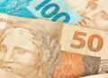 Cédulas de dinheiro em reais representam o pagamento da parcela de setembro do programa Pé-de-Meia aos estudantes