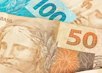Pé-de-Meia começou a pagar a parcela de setembro nesta segunda (21); veja o calendário por mês de nascimento 5 Cédulas de dinheiro em reais representam o pagamento da parcela de setembro do programa Pé-de-Meia aos estudantes