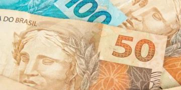Cédulas de dinheiro em reais representam o pagamento da parcela de setembro do programa Pé-de-Meia aos estudantes