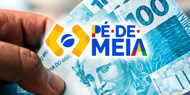 Mão segurando notas de dinheiro de R$ 100 com a marca do programa Pé-de-Meia ao centro da imagem.
