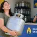Atenção, beneficiários do Gás do Povo: prazo para usar vale termina em 9 de outubro 14 prazo-vale-gas-do-povo-termina-em-9-de-outubro.webp Imagem Mulher segura botijão de gás em frente a revendedora credenciada do programa Gás do Povo