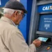 Idoso realiza saque de benefício do INSS em caixa eletrônico da Caixa Econômica Federal, representando a necessidade de retirar o pagamento em até 60 dias para evitar a devolução do valor.