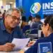 INSS abre quase 23 mil vagas de atendimento neste fim de semana (26 e 27/09); veja como agendar 14 Homem recebendo atendimento em uma agência do INSS, representando as vagas de atendimento disponíveis neste fim de semana.