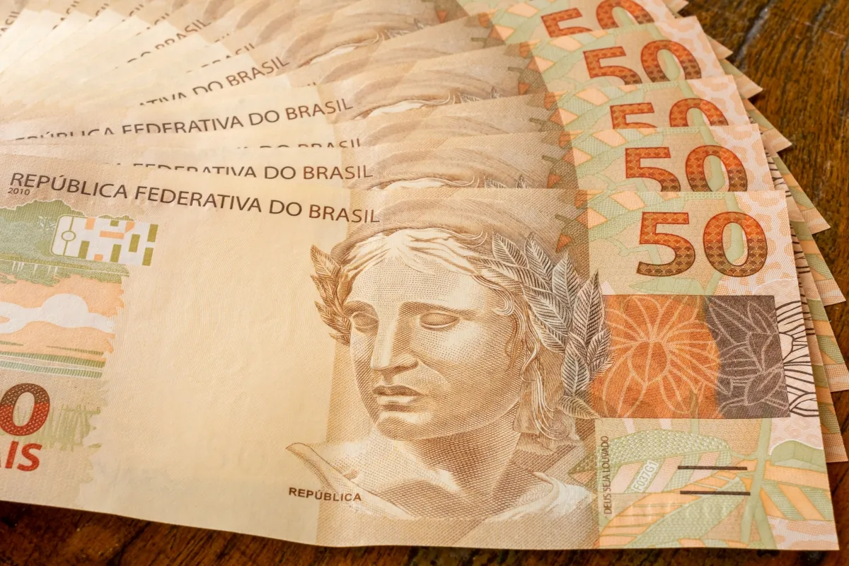 R$ 600 + R$ 150 por dependente: entenda o projeto que cria auxílio para mães atípicas 2 Cédulas de real brasileiro representando o valor previsto para o Auxílio Mãe Atípica