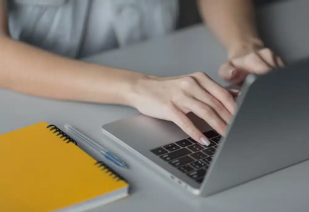 MEI com dívida de até R$ 8.105 pode parcelar em até 60 meses com desconto de 50%; veja como aderir 2 Pessoa utilizando notebook para acessar serviços digitais e solicitar a renegociação de dívidas do MEI pelo Portal Regularize.