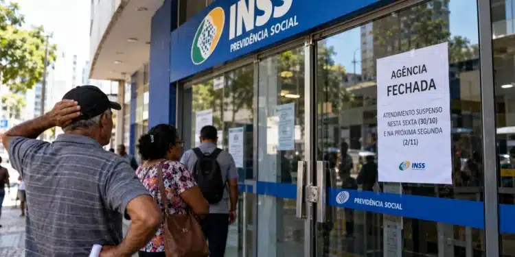 Fachada de agência do INSS fechada, representando a suspensão temporária do atendimento presencial.