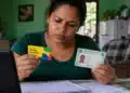 Atualização cadastral do Bolsa Família inclui CIN ou documento com biometria até 31 de dezembro 2 Mulher com expressão de preocupação segura o cartão com nome do Bolsa Família e um documento de identidade, representando a atualização cadastral com identificação biométrica.