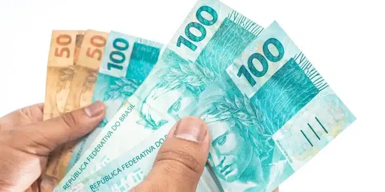 Bolsa Família sobe 15,04% em outubro: veja o novo valor mínimo e as datas de pagamento do mês 1 Cédulas de real representam o novo valor mínimo do Bolsa Família pago em outubro.