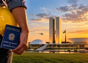 Fim da escala 6x1 vai à promulgação após aprovação no Senado; veja o que muda e quando a regra vale 5 Trabalhador segura capacete e carteira de trabalho diante do Congresso Nacional, em referência ao fim da escala 6x1.
