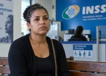 Nova portaria do INSS libera benefício a mulheres afastadas por violência doméstica sem perícia 5 Mulher aguardando atendimento em uma agência do INSS, representando o benefício por afastamento do trabalho em decorrência de violência doméstica.