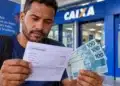 Seguro-desemprego 2026: veja como o valor da parcela é calculado a partir da média dos salários 14 Trabalhador confere contracheque e dinheiro, representando o cálculo do valor do seguro-desemprego em 2026.