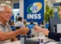 INSS concede 743 mil benefícios até setembro e média mensal sobe 70% em relação a 2022 14 Idoso recebe cartão durante atendimento do INSS em agência de atendimento