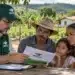 Crédito Instalação do Incra: quem pode acessar, quais são as modalidades e como o recurso chega à família 14 Família de agricultores acompanhando orientações de um representante do Incra sobre o Crédito Instalação.
