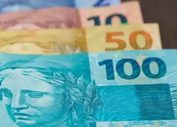 Décimo terceiro de 2026 sai mais cedo para quem tem carteira assinada; confira a data-limite 6 Cédulas de real brasileiro de diferentes valores representam o pagamento antecipado do décimo terceiro salário de 2026 aos trabalhadores com carteira assinada.