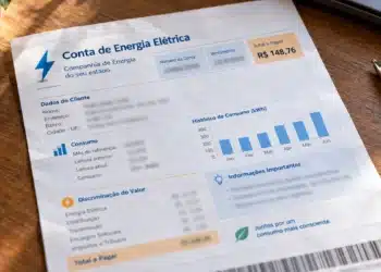 Conta de luz: Supremo fixa em dez anos o prazo para devolução de valores cobrados indevidamente 5 Conta de luz sobre bancada representa decisão do Supremo sobre devolução de valores cobrados indevidamente