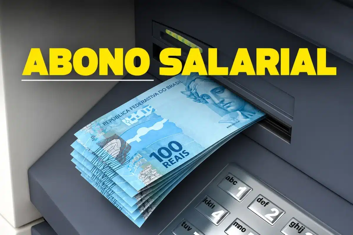 Abono salarial: 13º e terço de férias não entram no cálculo da média; veja como a média é feita 2 Caixa eletrônico com cédulas de R$ 100 e destaque para a expressão “Abono Salarial”, representando o benefício destinado aos trabalhadores que cumprem os requisitos legais.