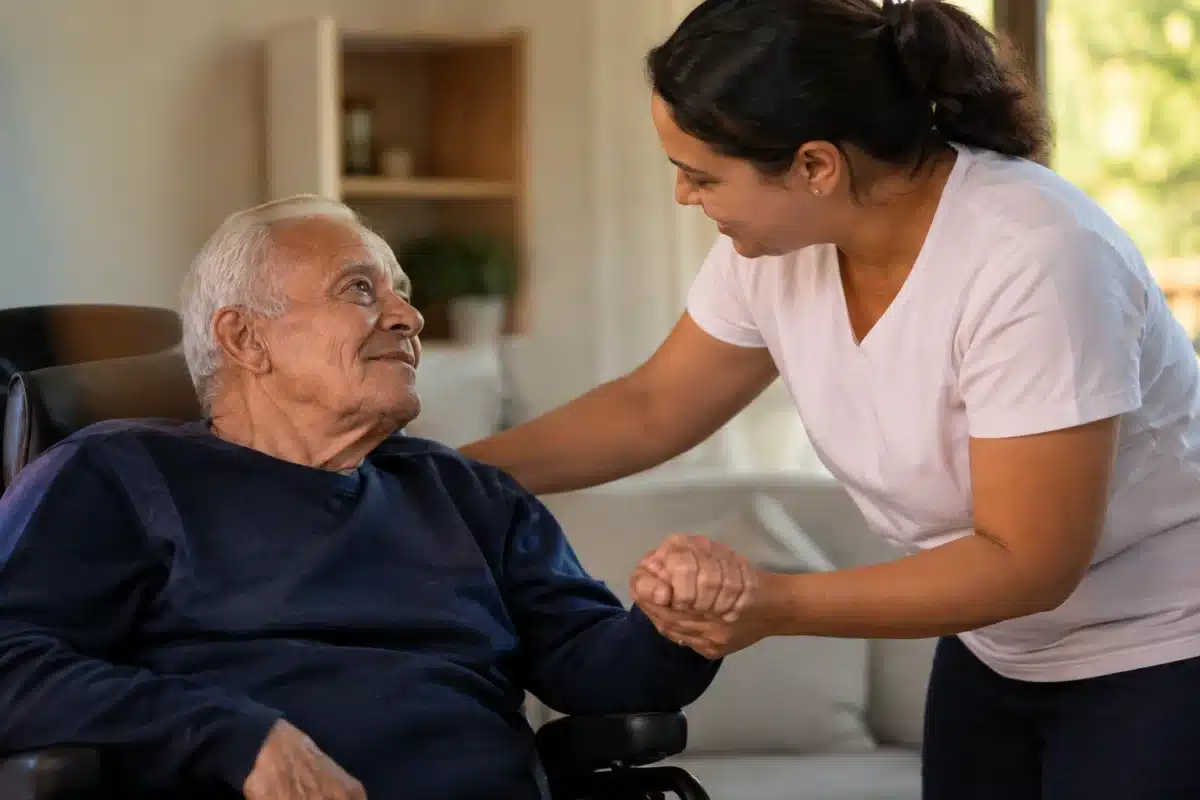 Quem recebe o BPC do INSS tem direito ao adicional de 25% sobre o valor do benefício? Entenda como funciona 2 Homem idoso contando com o auxílio de cuidadora para realizar tarefas do dia a dia.