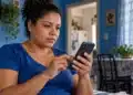Comprovante do Cadastro Único: veja como emitir o documento pelo celular e quando ele é pedido 14 Mulher usa celular em casa para acessar serviços relacionados ao comprovante do Cadastro Único