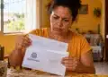 Malha fina: Receita Federal manda carta para 498 mil contribuintes até o dia 20; entenda o motivo 14 Mulher analisa correspondência da Receita Federal em casa, representando o envio de cartas a 498 mil contribuintes.