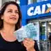 Caixa expande Saque Calamidade do Fundo de Garantia nesta quarta (28) e valor pode chegar a R$ 6.220 14 Mulher segura notas de real em frente à Caixa, representando a expansão do Saque Calamidade do FGTS de até R$ 6.220.