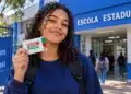 Passe Fácil Estudantil do Rio Grande do Sul recebe inscrições até 9 de outubro para o 2º semestre 2 Estudante segura cartão do Passe Fácil Estudantil em frente a uma escola