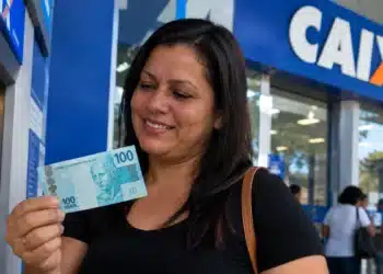 FGTS: trabalhadores nascidos em novembro poderão fazer o saque-aniversário já no começo do mês 6 Mulher segura nota de R$ 100 em frente à Caixa, representando a liberação do saque-aniversário do FGTS para nascidos em novembro.
