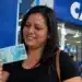 FGTS: trabalhadores nascidos em novembro poderão fazer o saque-aniversário já no começo do mês 14 Mulher segura nota de R$ 100 em frente à Caixa, representando a liberação do saque-aniversário do FGTS para nascidos em novembro.