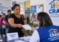 Moradores de Serra (ES) podem atualizar o Cadastro Único em mutirão marcado para este sábado (17) 7 Mulher entrega documentos a uma atendente do CRAS durante atendimento do Cadastro Único, com moradores aguardando na fila.