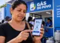 Gás do Povo libera vales no próximo dia 10; quem recebe em outubro deve usar o vale anterior até o dia 9 14 Mulher consulta vale do Gás do Povo pelo celular em ponto de distribuição de botijões
