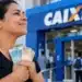 Caixa amplia o Saque Calamidade do FGTS a partir desta sexta (23/10); confira as cidades incluídas 14 Mulher segura notas de reais em frente a uma agência da Caixa Econômica Federal, ilustrando a ampliação do Saque Calamidade do FGTS em outubro de 2026.