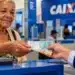 BPC de outubro começa a ser pago na segunda-feira (26) e segue até 9 de novembro; veja o calendário 14 Idosa recebe dinheiro em agência da Caixa Econômica Federal, representando o pagamento do BPC de outubro de 2026.