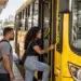 PEC enviada ao Congresso pode financiar transporte coletivo gratuito nos fins de semana e feriados 14 Passageiros embarcam em ônibus urbano amarelo em terminal brasileiro, em cena que representa a PEC que prevê transporte coletivo gratuito nos fins de semana e feriados.