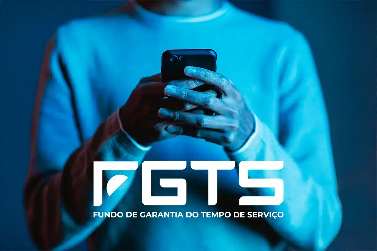 Saque Calamidade do FGTS: veja quais cidades ainda estão habilitadas em outubro e como fazer o pedido 2 Pessoa utilizando celular diante da identificação do FGTS, representando a solicitação digital do Saque Calamidade pelo aplicativo.