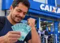 Saque calamidade do FGTS: moradores destas cidades têm até hoje (25/10) para fazer o pedido 3 Homem segura notas de R$ 100 em frente a uma agência da Caixa, representando o prazo para solicitar o Saque Calamidade.