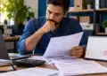 Micro e pequenas empresas têm até sexta-feira (30) para escolher o regime tributário que vale em janeiro 14 Microempresário analisa documentos e calendário, representando o prazo para a escolha do regime tributário.