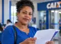 Microempreendedores individuais da Bahia podem prestar serviços à CAIXA; cadastro está aberto 14 Mulher negra segura documentos em uma unidade da CAIXA, representando o cadastro aberto para microempreendedores individuais da Bahia interessados em prestar serviços à instituição.
