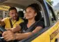 Programa de CNH gratuita no Rio terá foco em pessoas de baixa renda, com primeiras inscrições em 2027 14 Jovem brasileira participa de aula prática de direção acompanhada por instrutor em carro de autoescola, representando o programa de CNH gratuita no Rio de Janeiro.