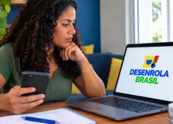 Desenrola Adimplentes está na reta final; veja quem pode renegociar e quem fica de fora do programa 9 Mulher consulta o programa Desenrola Brasil no notebook enquanto segura o celular.