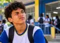 Síndrome de Tourette passa a contar como deficiência; veja o que muda no acesso ao BPC e na escola 15 Estudante em frente a uma escola pública, representando o reconhecimento da Síndrome de Tourette como deficiência.
