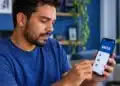Aplicativo beta da Caixa: veja quais serviços o banco já disponibilizou nesta etapa de testes 14 Homem acessa o aplicativo da Caixa, representando os serviços disponíveis na etapa de testes do novo app do banco.