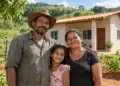 Mais de 700 unidades habitacionais estão aptas para contratação no Minha Casa, Minha Vida Rural 14 Família rural em frente a uma nova moradia, representando as unidades habitacionais aptas para contratação pelo Minha Casa, Minha Vida Rural.