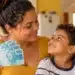 Mães de Pernambuco tem 2.760 vagas no auxílio de R$ 300 até quinta (22); veja quem pode participar 14 Mãe segura cédulas de R$ 100 enquanto observa o filho em casa, ilustrando o auxílio de R$ 300 do programa Mães de Pernambuco.