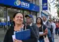 INSS abre 12,7 mil vagas extras de atendimento nos dias 17 e 18 de outubro; veja estados e como agendar 16 Segurados aguardam atendimento em fila na entrada de uma agência do INSS, com documentos em mãos.